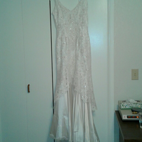 Wedding gown. DRASTIC REDUCTION!! or best offer!! - Picture 3 of 7